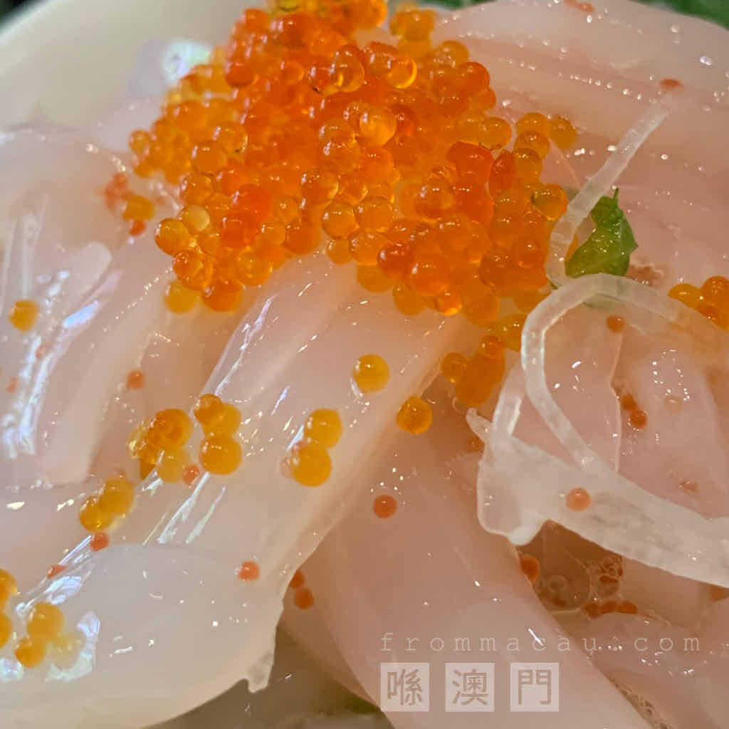 The color of the Sakura Squid Sashimi is crystal clear at ( Nagano restaurant / Chang Ye Liao Li ) in Fai Chi Kei (Lok Yeung), Macau.